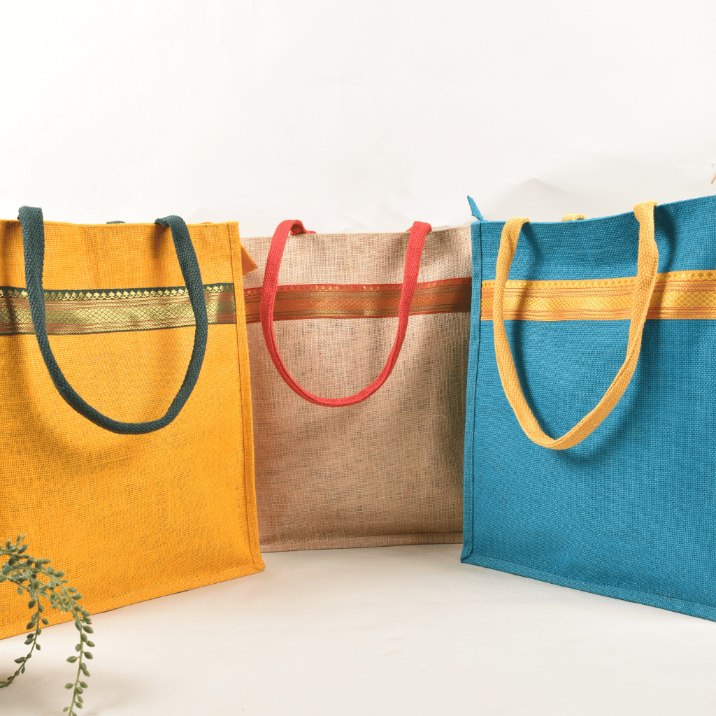 Jute gifting bag with contrast lace