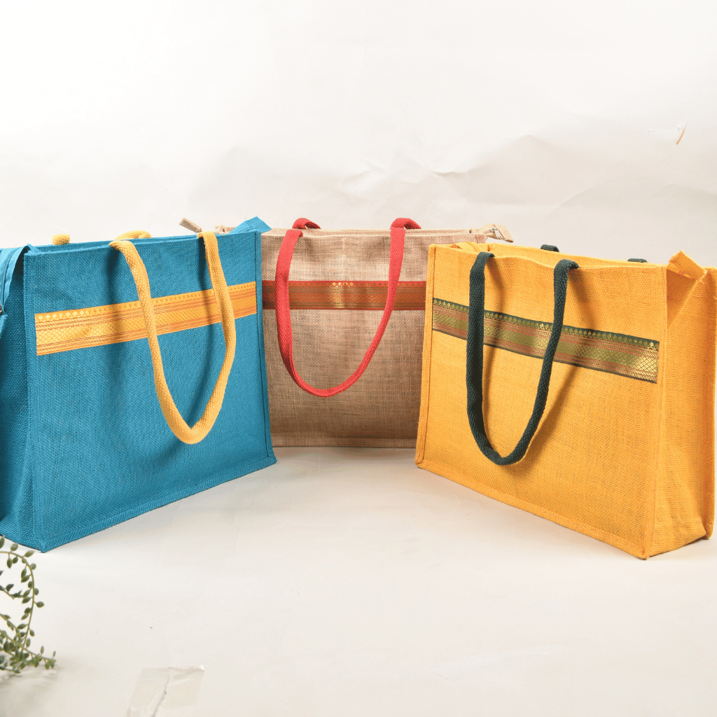 Jute bag with contrast lace