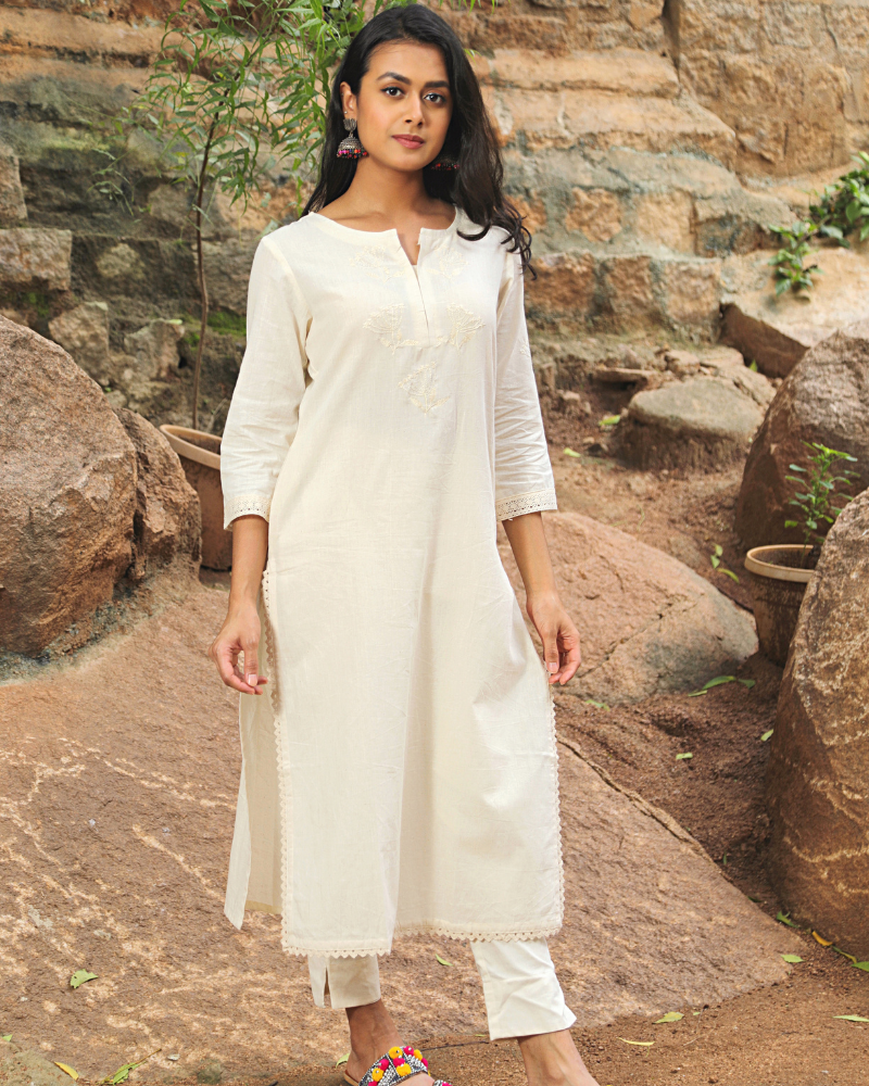 Off-white Embroidered Kurta In Muslin front view
