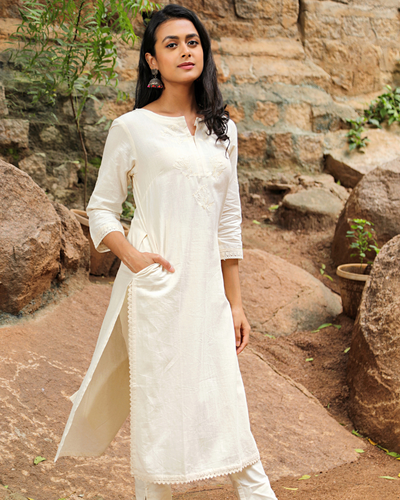 Off-white Embroidered Kurta In Muslin side view