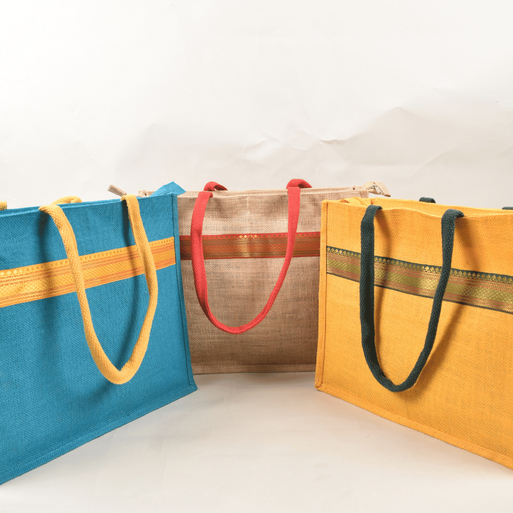 Jute bag with contrast lace