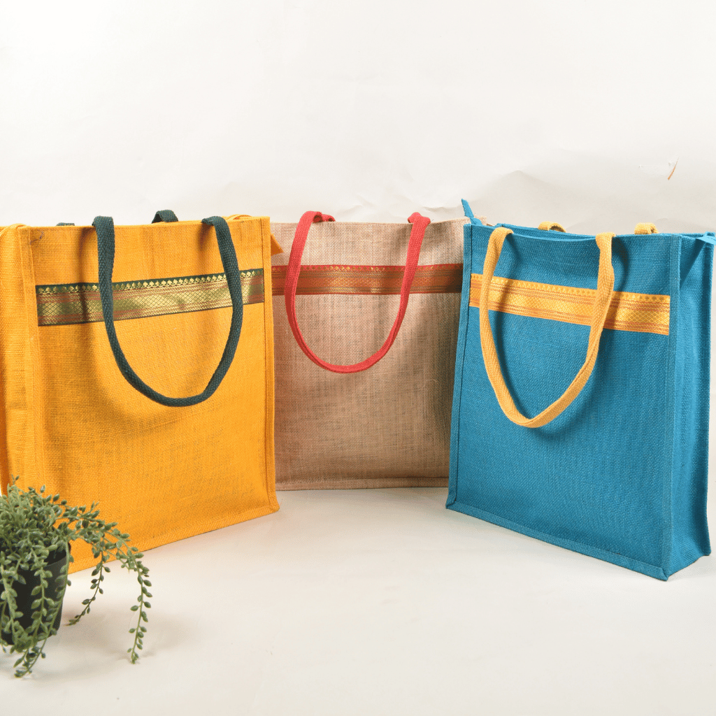 Jute gifting bag with contrast lace