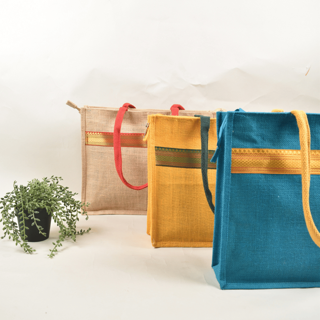 Jute bag with contrast lace