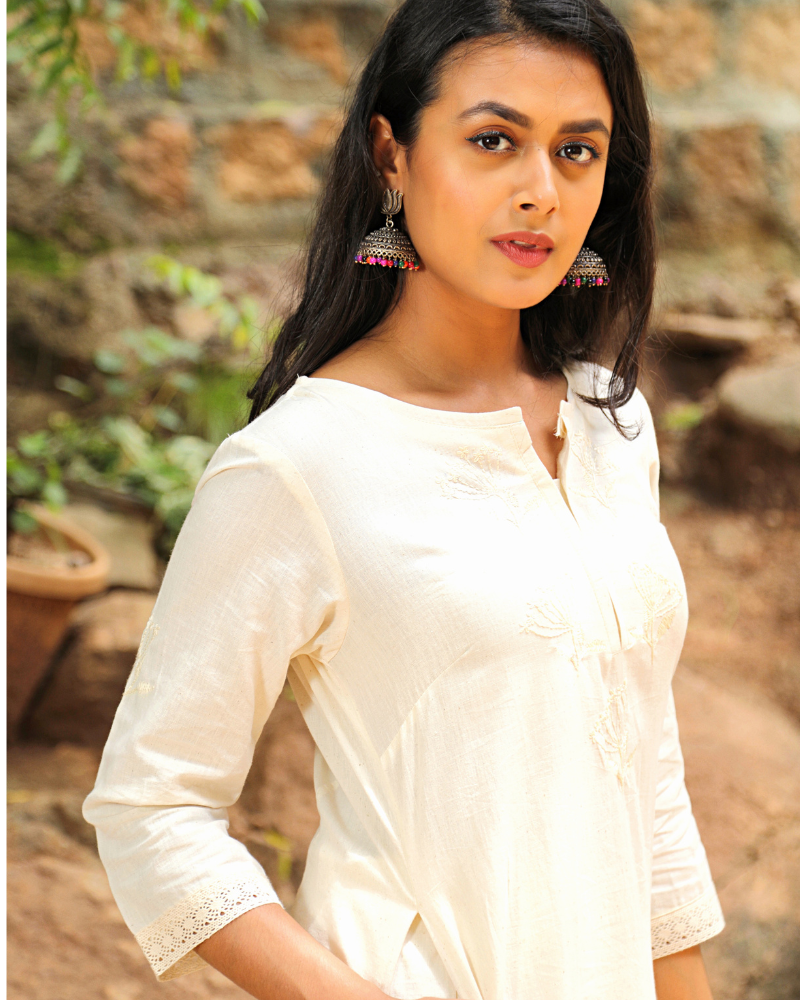 Off-white Embroidered Kurta In Muslin neck view