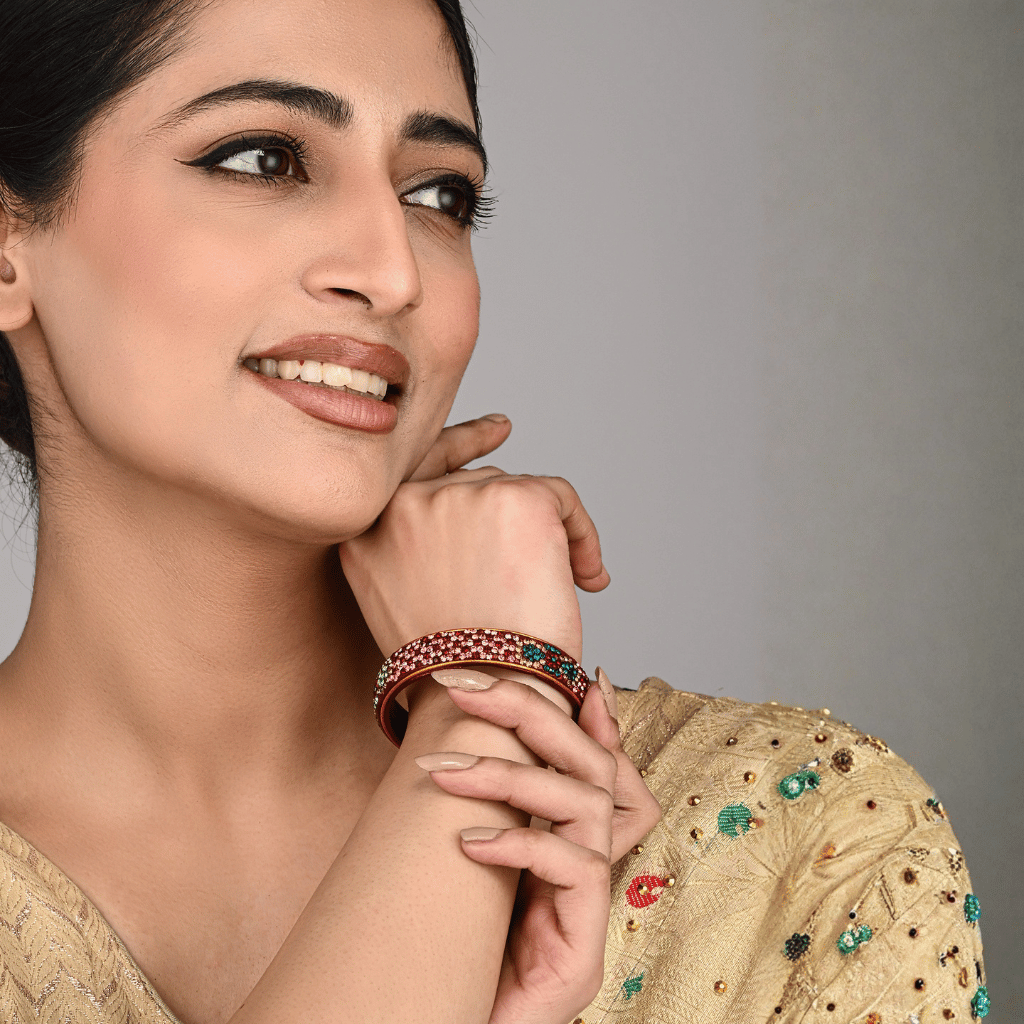 Pair of broad bangles in maroon and pink tones