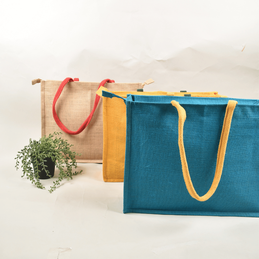 Jute bag with contrast lace