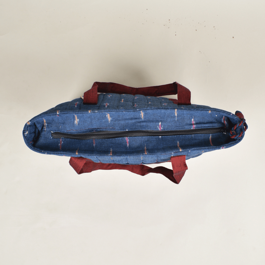 Blue Ikat quilted laptop bag - closure