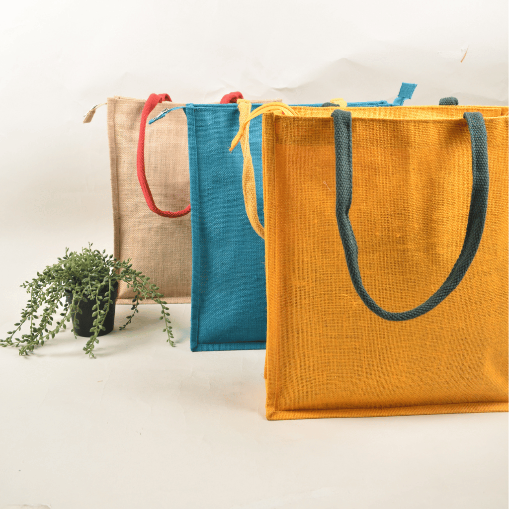 Jute gifting bag with contrast lace