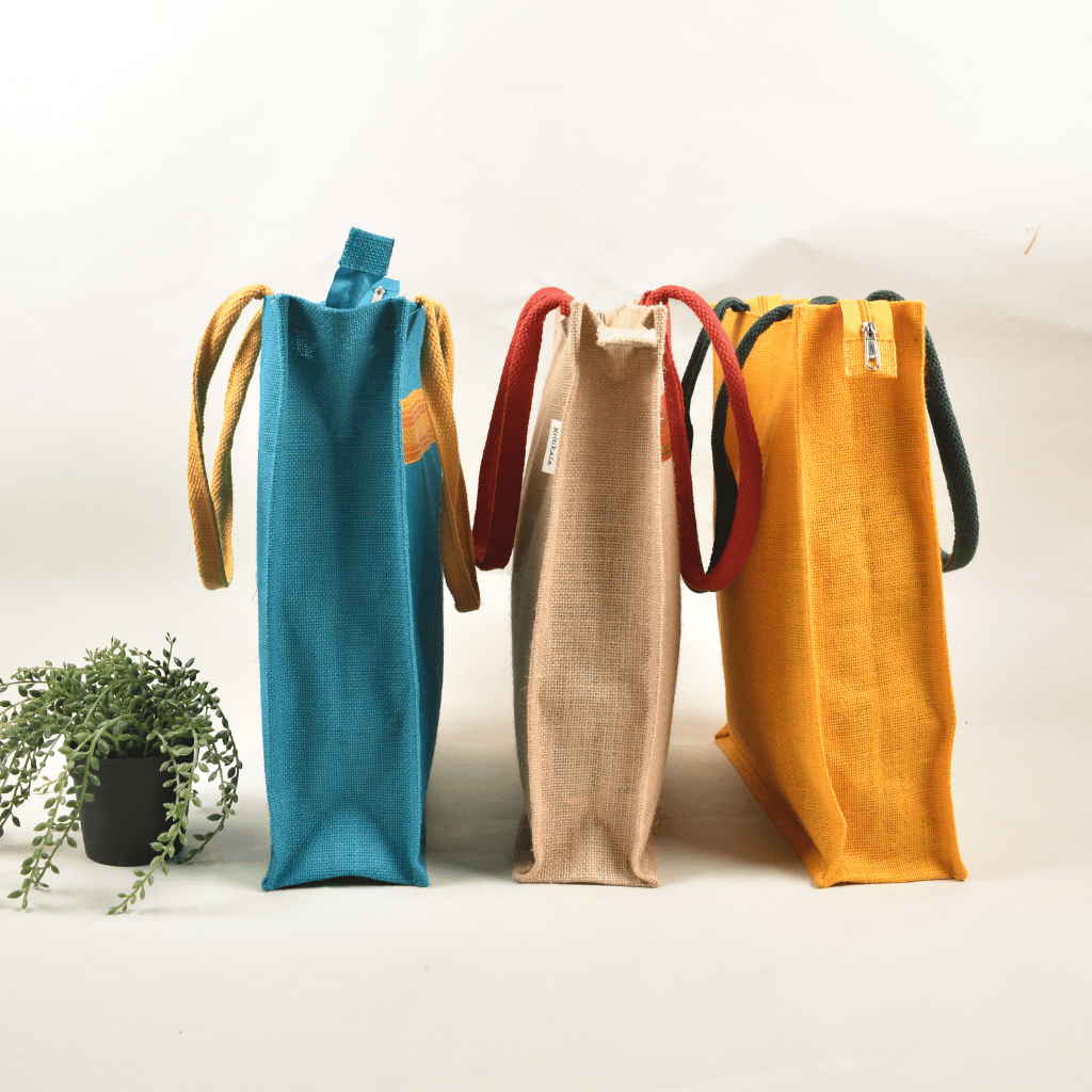 Jute gifting bag with contrast lace