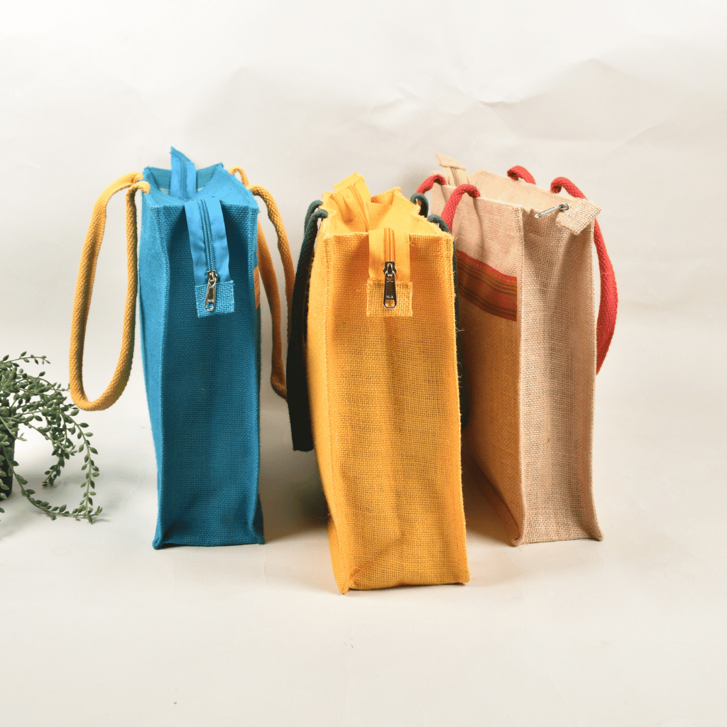 Jute bag with contrast lace