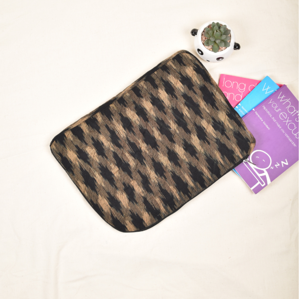 Black ikat laptop sleeve '13inch' - closure