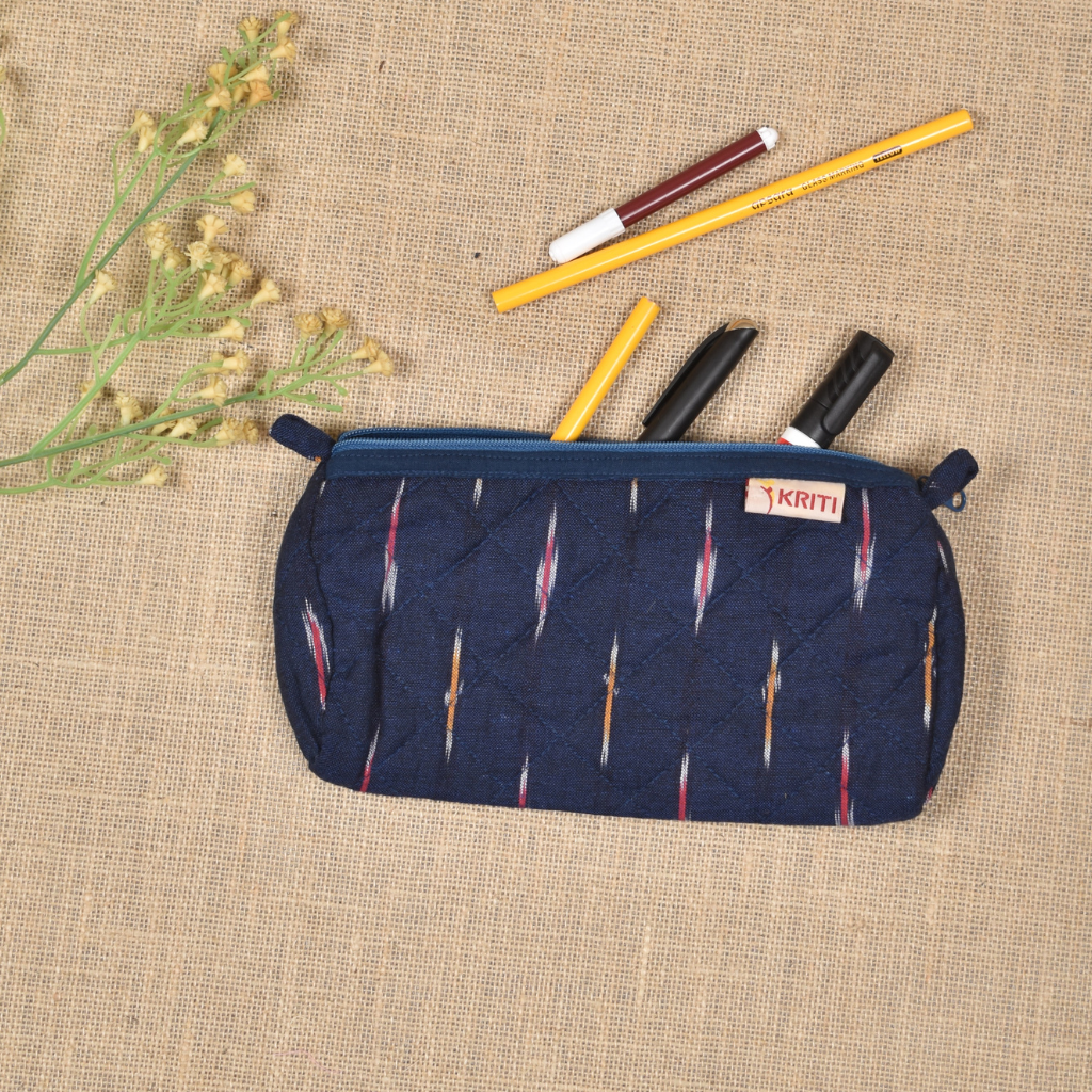 Blue Ikat round quilted case - closure