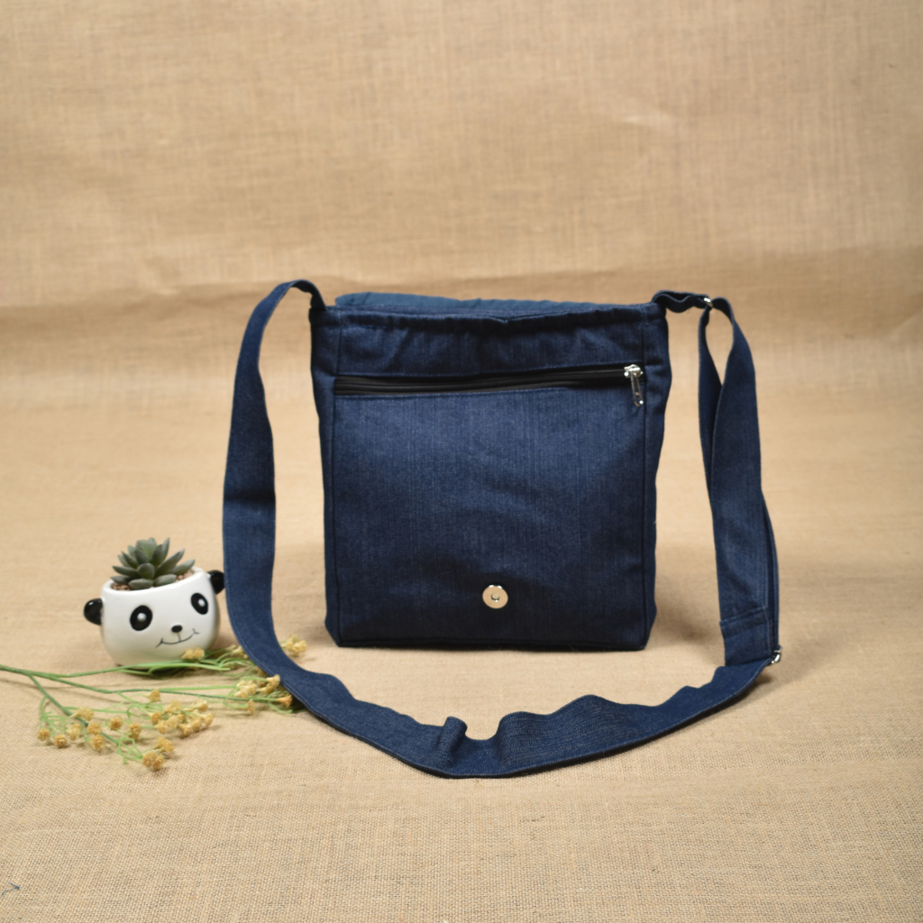 Blue Mangalgiri sling bag - closure