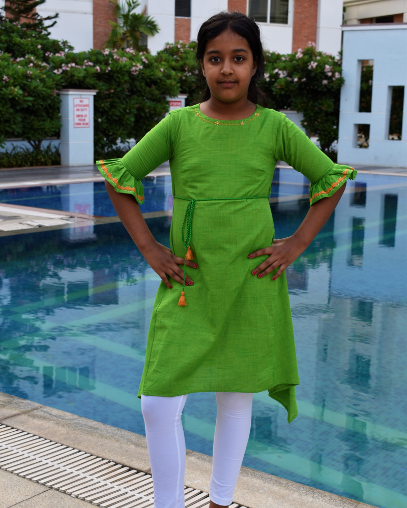 Girls Embroidered Green Kurta With Flared Sleeves