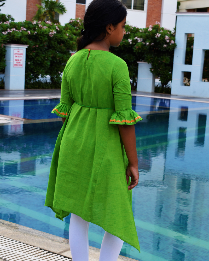 Girls Embroidered Green Kurta With Flared Sleeves