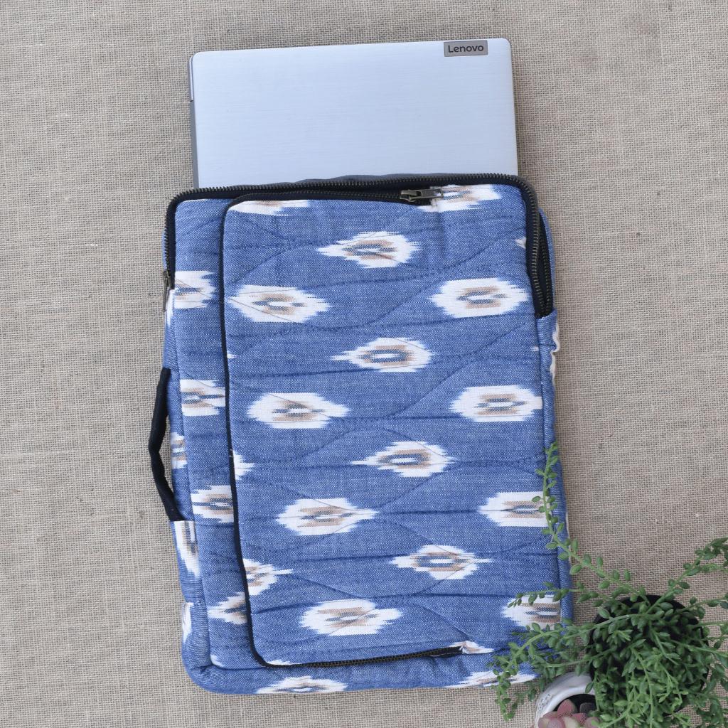 Blue ikat quilted laptop bag - closure