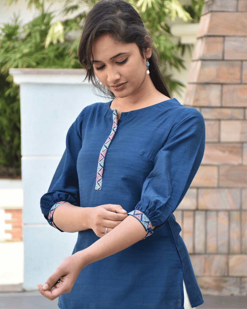 Blue Embroidery Silk Kurta - sleeve