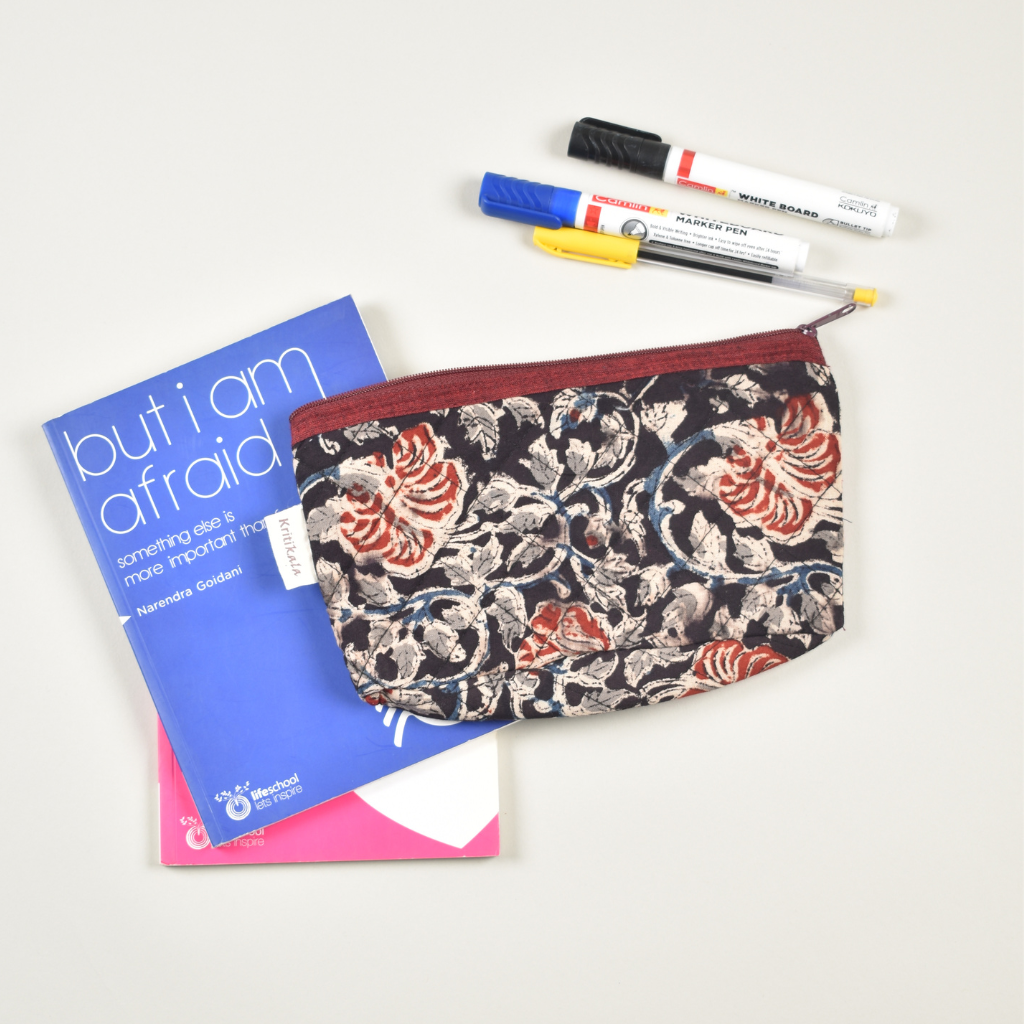 Black kalamkari quilted pouch - closure
