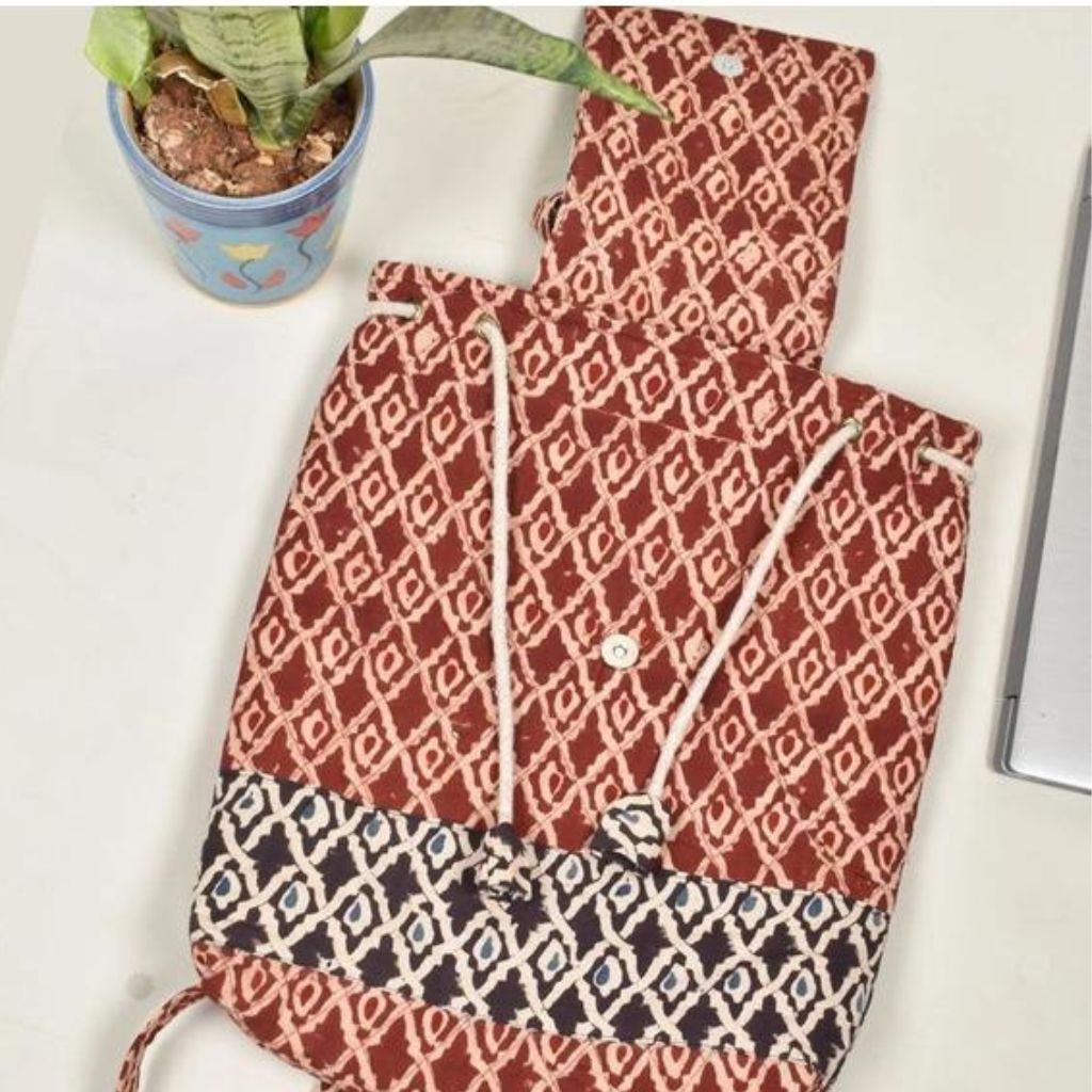 Quilted backpack bag in brown hand block print - closure