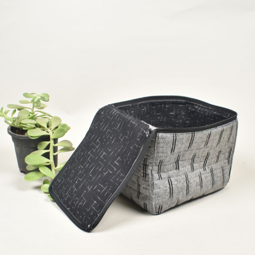 Grey kalamkari lunch cum picnic bag - closure