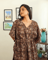 Short kaftan in maroon kalamkari cotton - front
