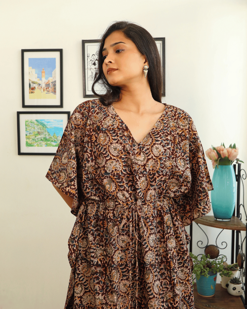 Short kaftan in maroon kalamkari cotton - front