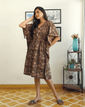 Short kaftan in maroon kalamkari cotton - side