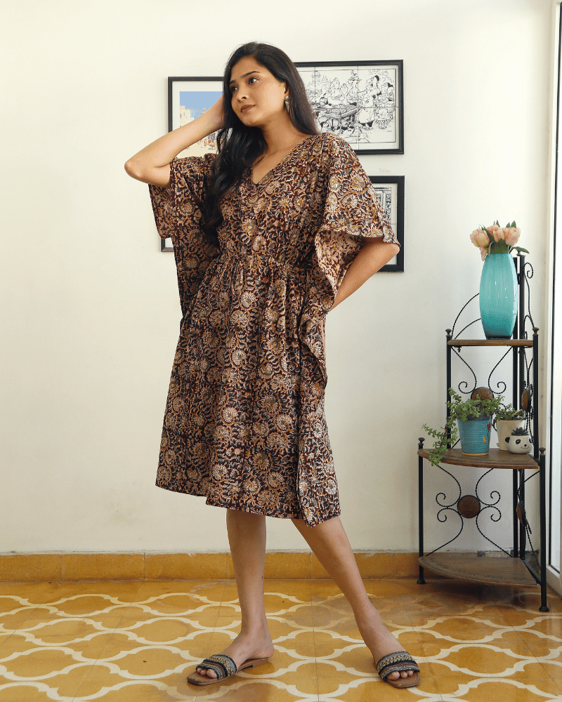 Short kaftan in maroon kalamkari cotton - side