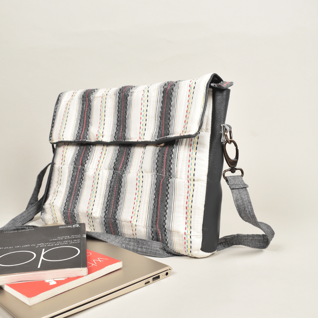 "Samarth" laptop bag in white cotton and faux leather - side