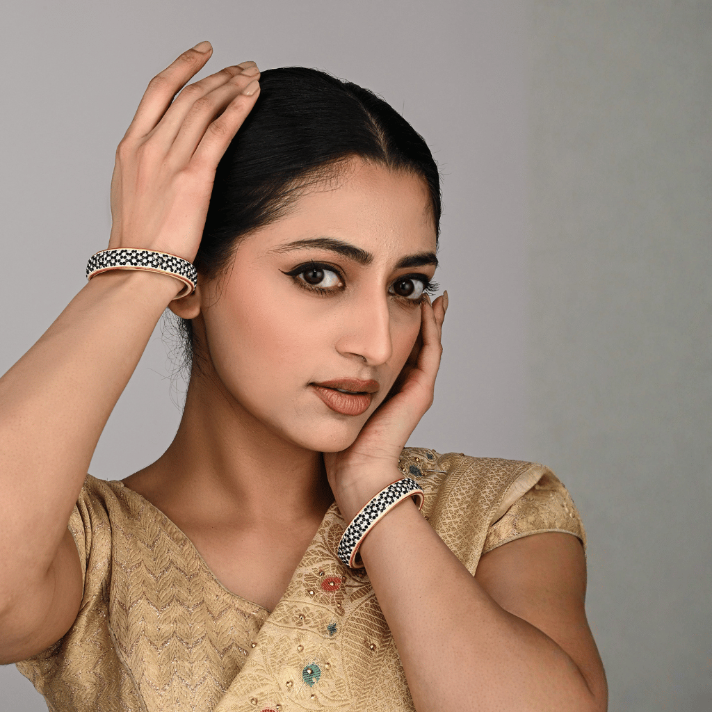Pair of broad Lac Bangles in Black and White tones - Hyderabad