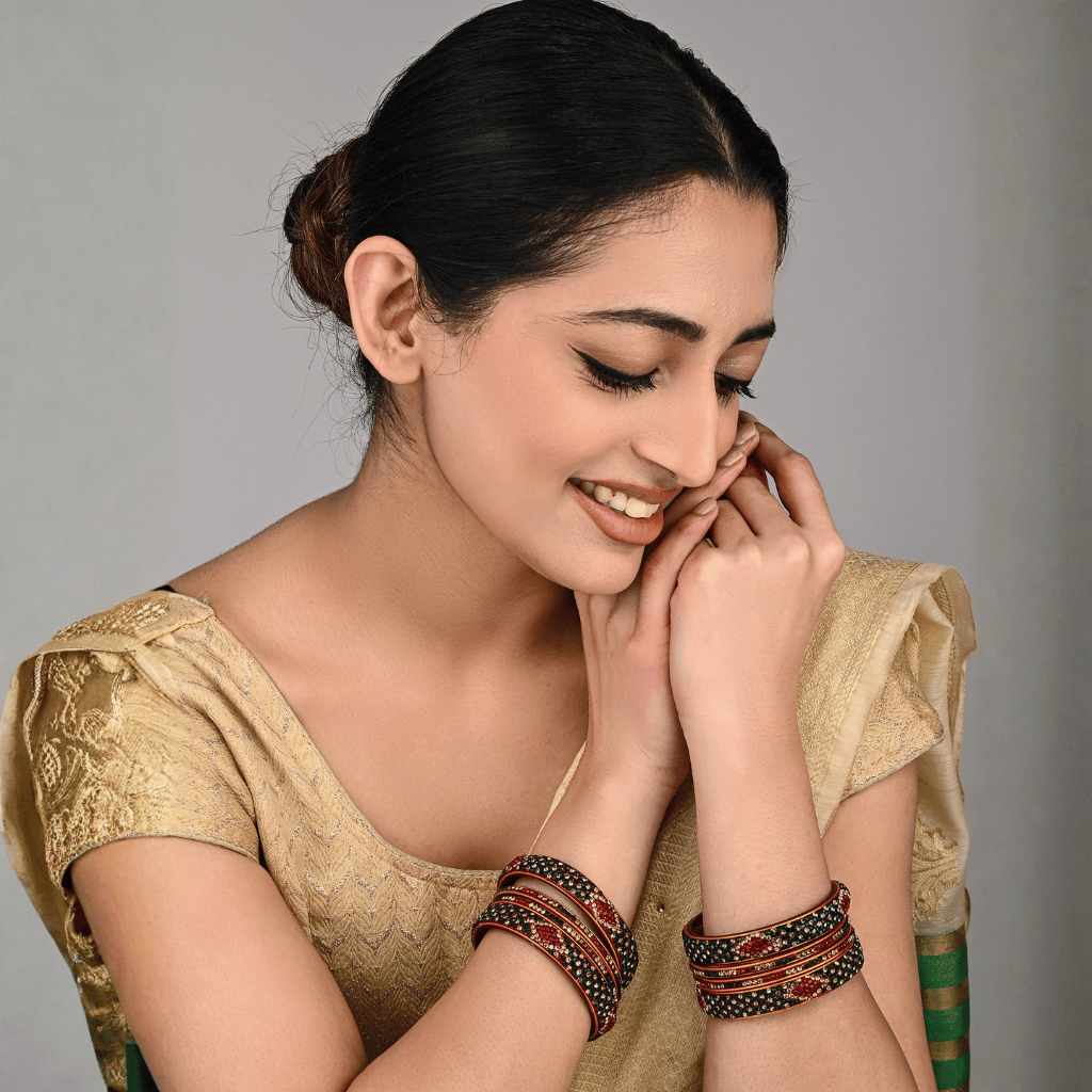 Set of eight bangles in green & maroon tones - Lac 