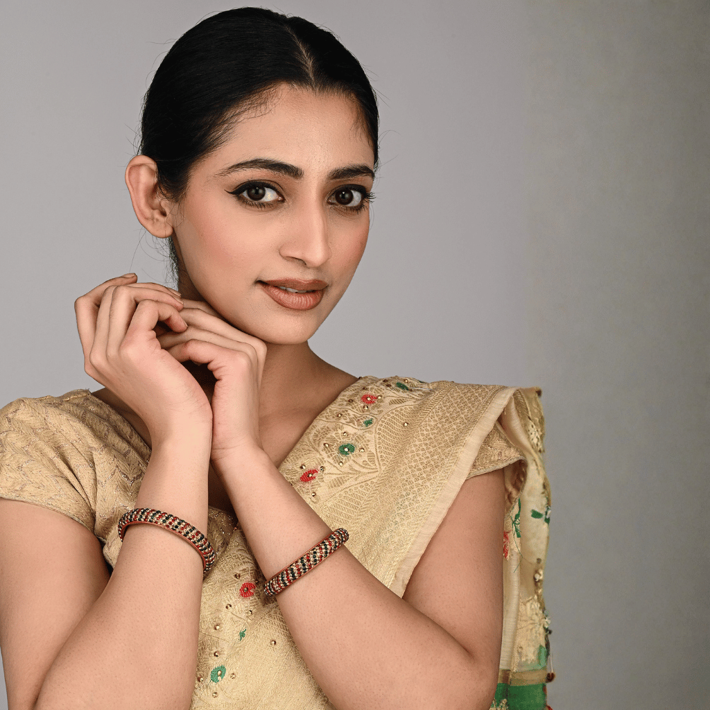 Pair of lac bangles in 5 line green and red tones 