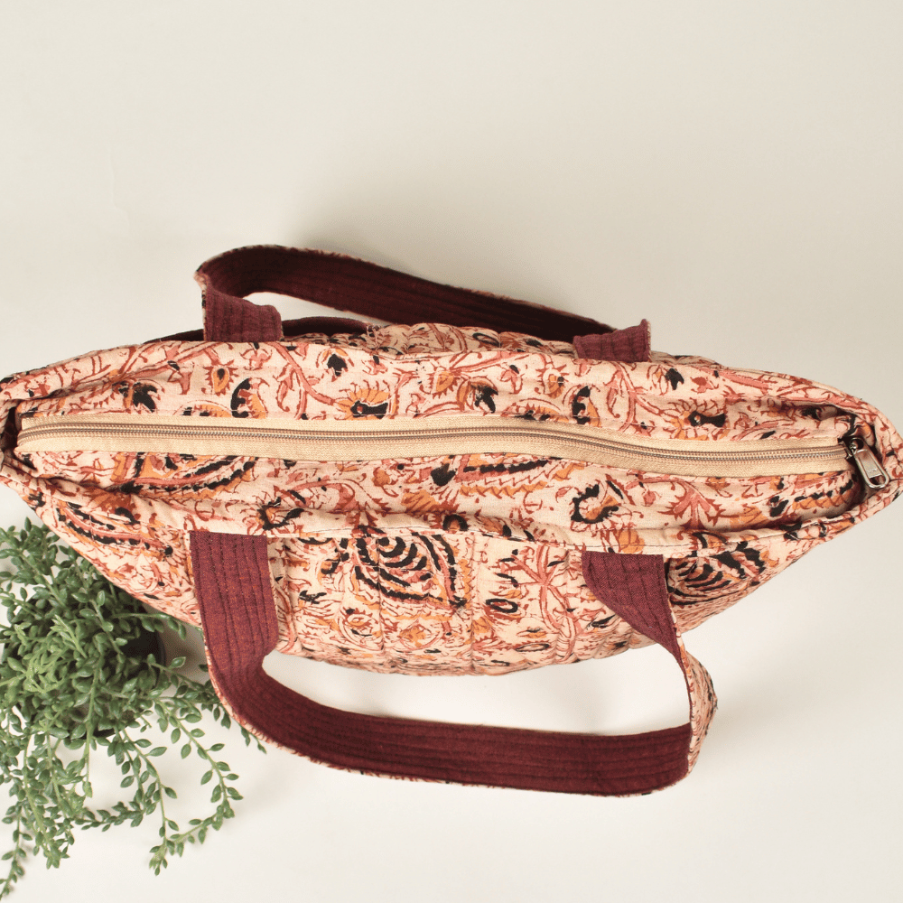 Cream kalamkari quilted flat bag - closure