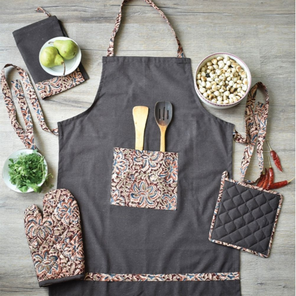 Apron, oven glove and pot holder set in brown cotton with kalamkari