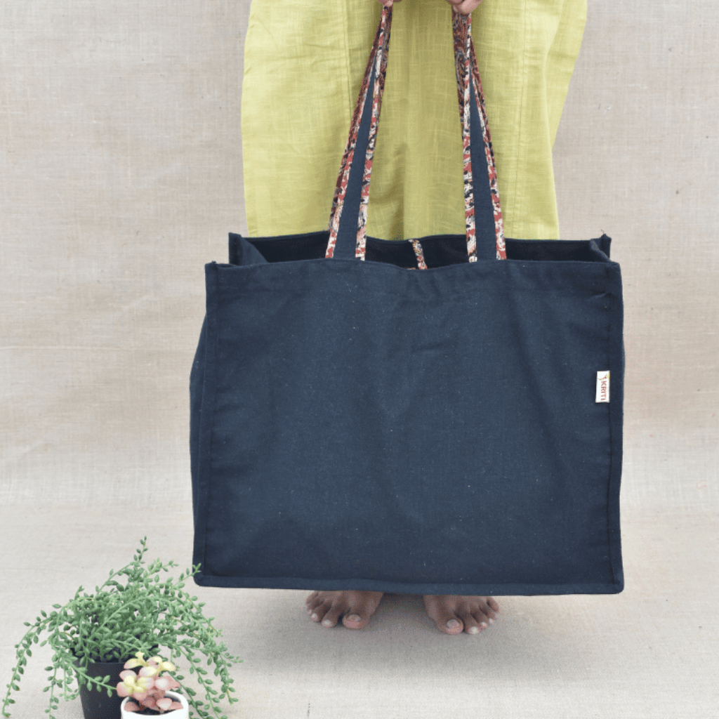 Black strong canvas shopping bag - use view