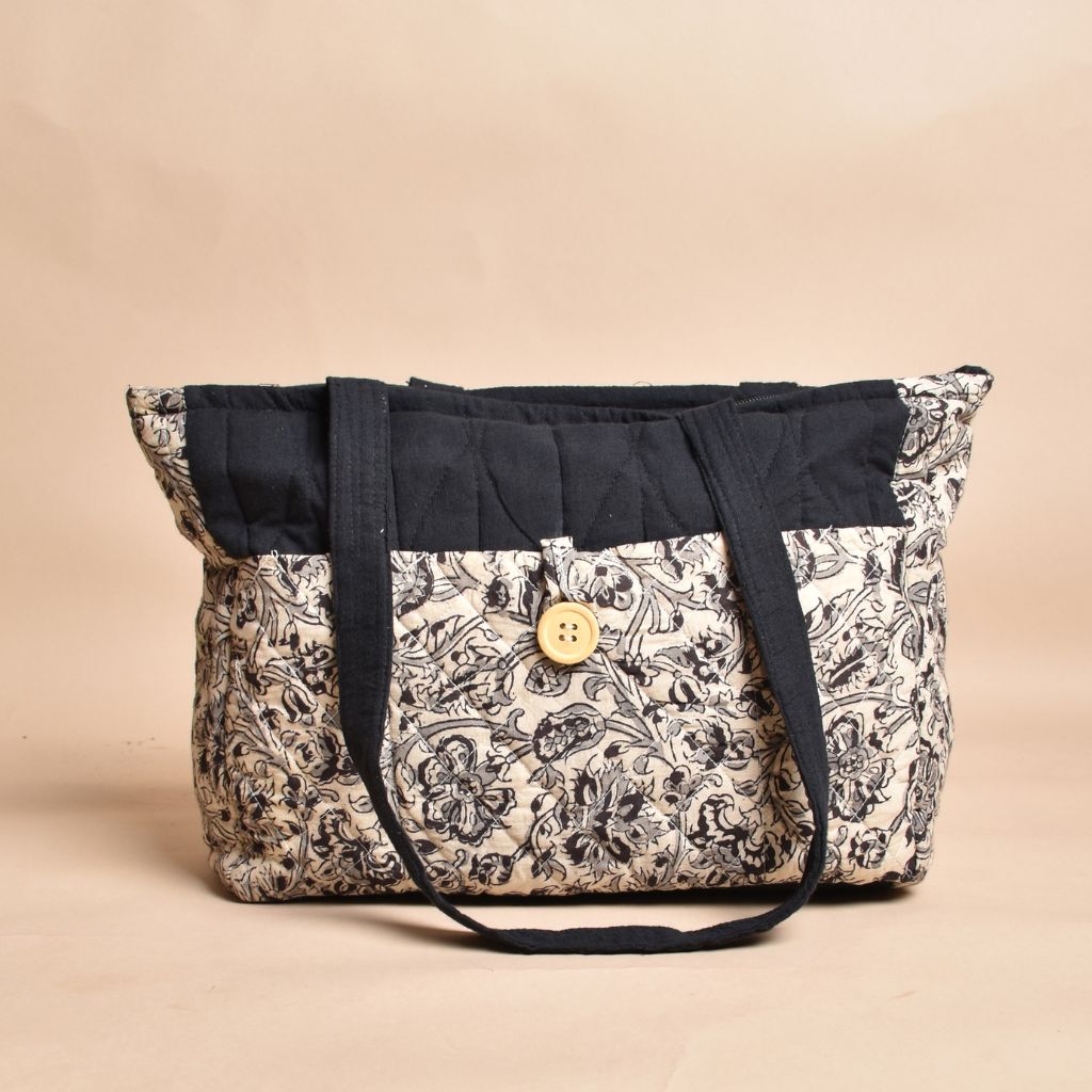 Quilted handbag in balck and white ikat with multiple pockets 